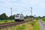 Akiem 186 366-1, vermietet an HSL Logistik, in Richtung Osnabrück (Bohmte-Stirpe, 15.07.2024).