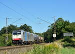 186 503 fährt mit einem Kesselwagenzug durch Altenbeken in Richtung Paderborn.