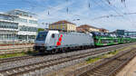 91 80 6186 382 durchfährt mit einem Autotransportzug am 01.05.2024 den Hauptbahnhof in Regensburg.