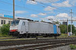 Lok 186 507-0 durchfährt am 23.07.2024 solo den Bahnhof Pratteln.