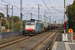 Railpool (Lineas) 186 510 rollt in den Bahnhof Bad Bentheim ein, während gerade der Systemwechsel vom deutschem auf das niederländische Netz erfolgt. (18.10.2023)