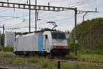 Lok 186 507-2 durchfährt am 23.07.2024 solo den Bahnhof Pratteln.