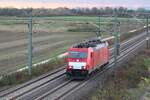 Die E 186 335-6 von Neustadt kommend als  Falschfahrer  auf der Schnelltrasse kurz vor Schifferstadt. Im Hintergrund die Berge der Haardt. 3.11.2024, 16:04 Uhr.