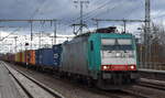 Captrain Polska Sp. z o.o., Wrocław [PL] mit ihrer  186 130-1  [NVR-Nummer: 91 80 6186 130-1 D-CTPL] und einem Containerzug am 07.01.25 Höhe Bahnhof Golm.