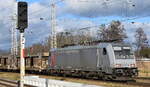 HSL Logistik GmbH, Hamburg [D] mit der Akiem Lok  186 382-8  (NVR-Nummer: 91 80 6186 382-8 D-AKIEM] fährt mit einem PKW-Transportzug (leer) zum Umsetzen Höhe Bahnhof Falkenberg (Elster) am 08.01.25