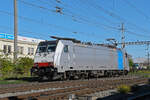 Lok 186 498-2 durchfährt am 28.10.2024 solo den Bahnhof Pratteln.