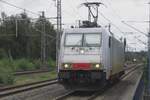 Vom Bahnsteig mit zooming fotografiert: am 27 April 2015 lauft NS 186 148 in Bad Bentheim um und setzt sich vor der IC-Berlijn. Doe Lok tragt noch einige Spüren von der Captrain-Einsatz.