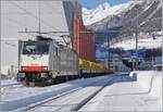 Da der 1981 eröffnete Strassen Gotthardtunnel saniert werden muss, leistet man sich den Luxus für die Zeit der Sanierung eine zweite Röhre zu bauen. Nach der Sanierung werden beide Röhren durch den richtungsgetrennten Verkehr mehr Sicherheit bieten, dürfen aber nur eine Spur pro Röhre aufweisen. Es wird interessant sein, ob dies dann auch eingehalten werden wird... 

Das Aushubmaterial wird per Bahn nach Flüelen transportiert. Die Railpool 186 497 ist mit ihrem aus Sggrrs S 204 Doppel-Wagen bestehenden Block-Güterzug in Airolo angekommen. Die Wagen werden in der Folge unter die Beladungseinrichtung (links im Bild) rangiert und beladen.

21. Januar 2025