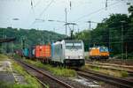 186 425-5 RTB Cargo mit Containerzug in Köln West, Juli 2021.