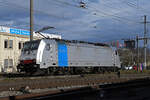 Lok 186 495-8 wird am 09.01.2025 in der Abstellanlage beim Bahnhof Pratteln abgestellt.