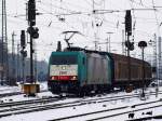 186 233 mit einem gemischten Gzerzug am 13.02.2010 bei der Ausfahrt aus Aachen West nach Belgien. Die blaue Lok im Hintergrund ist 185 524-6 von Angel Trains Cargo.