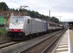 186 101 von Railpool steht am 25. Juli 2011 mit einer Messfuhre bestehend aus zwei Schiebewandwagen, zwei Euroexpress Wagen und zwei Flachwagen auf Gleis 4 in Kronach.