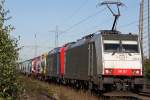 Die Railpool 186 107 (i.E. fr RTB) zieht am 15.10.11 die SBB Cargo 482 035 und einen Gterzug durch Ratingen-Lintorf.