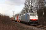 186 108 (Rail Traction Company) fhrt am 14. Januar 2012 um 13:29 Uhr mit einem Gterzug durch Ratingen Oberbusch