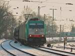 Cobra 186 235 (2843) rollt am 31.01.2012 mit einem Autoleerzug von Belgien kommend auf der Montzenrampe durch die letzte Kurve vor Aachen West.