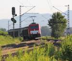 186 327-3 legt sich mit einem H-Wagen-Zug in Fahrtrichtung Sden bei Reichensachsen in den Gleisbogen.