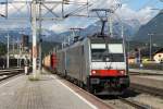 186 288 (Railpool) und 186 251-5 mit einem Gterzug in die Richtung Innsbruck auf Wrgl Hauptbahnhof am 31-7-2013.