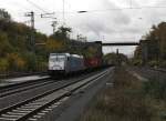 Die 186 181-4 der Firma METRANS durchfhrt am 24.10.2013 mit einem schweren Containerzug den Bahnhof Eichenberg Richtung Norden.