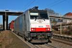 Durchfahrt am 20.02.2014 vom Railpool/Lokomotion/BLS Cargo Zebra 186 106 mit einem einem KLV aus Rotterdam nach Italien in Orschweier gen Freiburg.