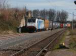 1 Locomotive 4 Counries. 186 103 von Railpool kommt mit einem Containerzug von Köln durch den Bahnhof Rommerskirchen gefahren. 186 103 kommt aus der Schweiz und/oder fährt wieder zurück in Richtung Heimat. 20.03.2014 Rommerskirchen
