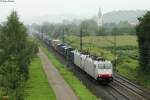 186 909 und Schwesterlok 186 908 mit einem Güterzug Richtung Süden. Aufgenommen bei starken Regen bei Denzlingen, 26.07.2014.