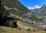 187 008 + 186 108 mit einem KLV am 09.04.2015 bei Wassen. 