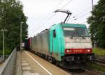 186 123 von Railtraxx kommt als Umleiter mit einem langen KLV-Containerzug aus Frankfurt-Höchstadt am Main(D) nach Genk-Goederen(B) und kommt durch Kohlscheid aus Richtung Herzogenrath und