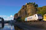 E 186 187-1 fährt in Usti nad Labem mit einem halbleeren Containerzug im letzten Licht am Abend am Fusse der Burg Strekov vorbei.Bild vom 9.9.2015