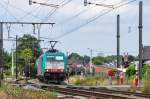 Cobra-Lok 2820 (186 212) rollt mit einem langen Kesselwagenzug durch die Ortschaft Hoeselt in Richtung Hasselt auf der Linie 35.