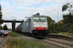 Railpool/BLS Cargo 186 105 am 25.09.2014 mit einem Kistenzug bei der Durchfahrt von Orschweier gen Freiburg.