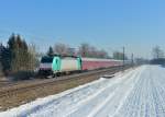 186 241 mit einem Flüchtlingszug am 21.01.2016 bei Langenisarhofen. 