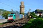 Reizvolles Rheintal bei Oberwesel: Zwischen Ochsenturm (links) und Katzenturm (rechts) verläuft die Bahntrasse.