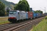 186 107 mit Containerzug in Fahrtrichtung Bonn.