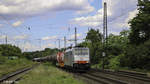 Die Werbelok 186-501  een job bij db cargo  zieht hier einen Güterzug bestehend aus Kesselwagen durch Bonn.

Bonn Mehlem, 21.06.2020