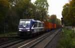 Die 186 423 der RTB Cargo durchfährt am 18.10.2022 mit einem Containerganzzug den Bahnhof Brühl im Süden von Köln in Richtung Bonn.