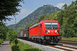 Lokomotive 187 132 am 06.07.2018 in Rhöndorf  mit Drachenfelsen und Drachenburg.