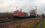 Mit einem gemischten Güterzug am Haken rollte 187 084 am 03.12.19 auf dem Weg zum Rbf Halle(S) durch Jeßnitz Richtung Bitterfeld.