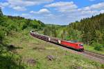 187 101 mit einem Güterzug am 16.05.2020 bei Gundelsheim.