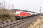 187 173-0 ist mit einem Kesselzug am 23.1.2021 bei Kerzell unterwegs.