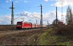 Coilzug mit 187 207-6 hat das Kraftwerk Halle-Dieselstraße passiert und fährt auf die Zugbildungsanlage (ZBA) Halle (Saale) zu.