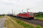 187 153 rollte am 29.06.23 mit einem gemischten Güterzug durch Landsberg nach Halle(S) in den dortigen Rbf. Als Wagenlok lief noch 265 020 mit.