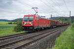 187 191 ist am 29.05.2024 mit einem gemischten Güterzug bei Neukenroth(Oberfr.) unterwegs.