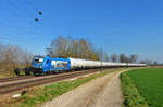 187 930 mit einem Kesselzug am 28.03.2017 bei Langenisarhofen.