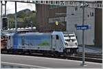 187 005-4 trifft mit einem Ganzzug italienischer Autos in Arth-Goldau ein.