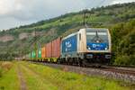 WLC 187 321 mit Containerzug in Thüngersheim, August 2021.