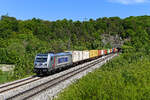 Am 14. Mai 2022 war der Containerzug DGS 88900 von München Riem Ubf nach Dradenau sehr gut ausgelastet. Gezogen wurde er von der bei Akiem angemieteten 187 511 der Metrans. Beim Verlassen des Esslinger Tunnels im Altmühltal konnte ich die Leistung dokumentieren. 