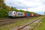 Metrans Bombardier Traxx 187 510-3 mit Containerzug in Niddatal-Assenheim am 29.04.23 