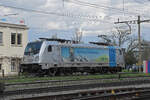 Lok 187 005-4 verlässt am 30.03.2023 die Abstellanlage beim Bahnhof Pratteln.