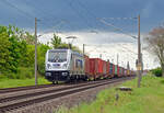 Bei abziehender Regenfront schleppte 187 513 der Metrans am 05.05.24 einen Containerzug aus Leipzig-Wahren durch Greppin Richtung Dessau, Ziel war der Hamburger Hafen.