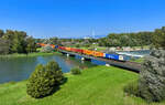 187 326 mit einem Containerzug am 05.09.2024 bei Plattling.